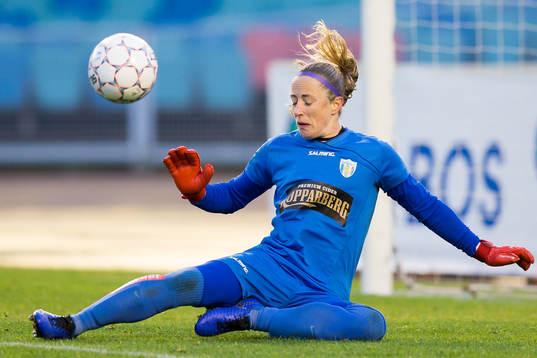 Göteborgs målvakt Loes Geurts räddar ett skott