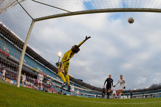 Göteborgs Elin Rubensson skjuter 2-0 bakom Rosengårds