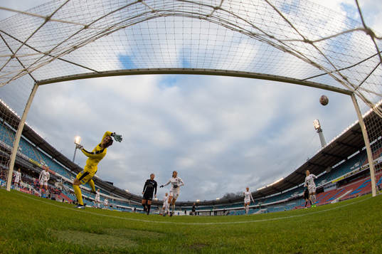 Göteborgs Elin Rubensson skjuter 2-0 bakom Rosengårds