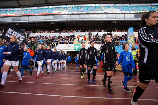 Lagen på väg in för line up innan fotbollsmatchen i