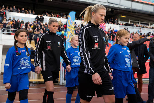 Göteborgs Olivia Schough och Rebecka Blomqvist  på väg