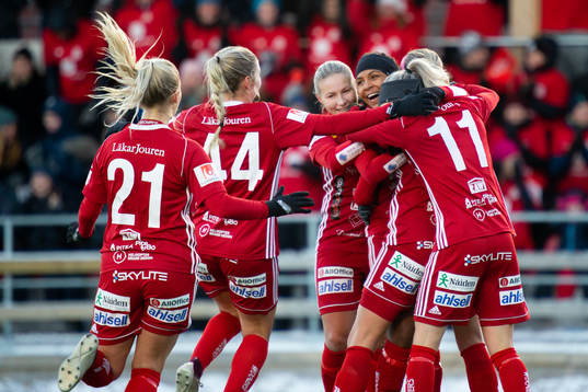 Piteås Madelen Janogy och Cecilia Edlund jublar med