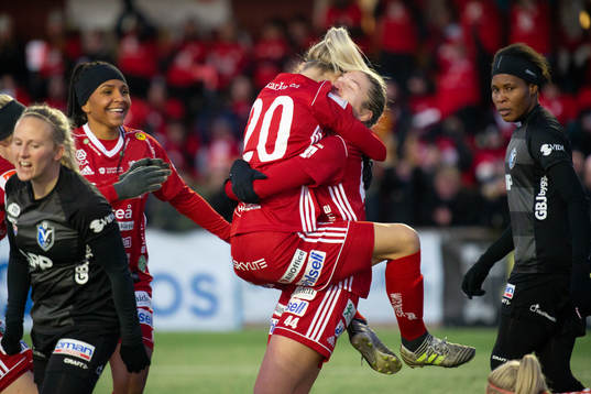 i181027 Piteås Jo Blankenship och Emelie Lövgren jublar