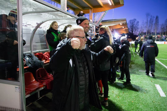 i181027 Piteås spelare och ledare jublar på bänken