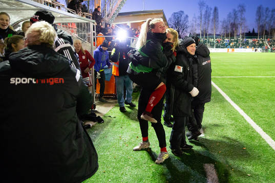 i181027 Piteås spelare jublar på bänken
