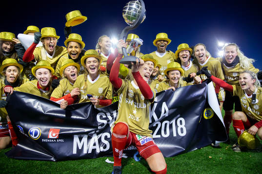 Piteås spelare jublar med pokalen