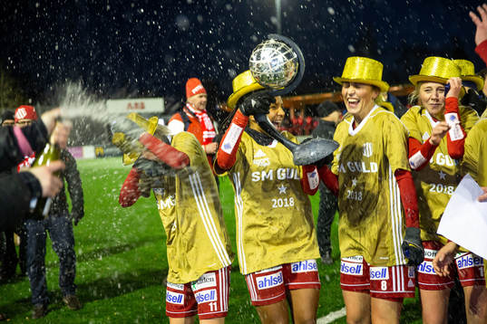 Piteås spelare firar tränare Stellan Carlssons SM-guld