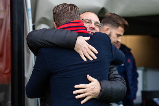 Östers tränare Christian Järdler kramar om Helsingborgs
