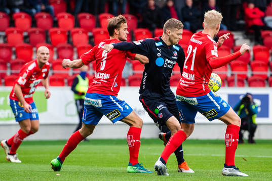 Helsingborgs Andri Runar Bjarnason i kamp om bollen med