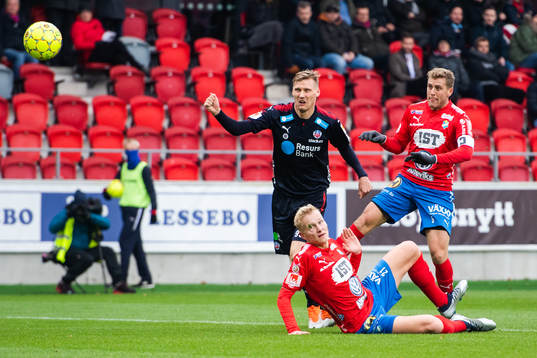 Helsingborgs Andri Runar Bjarnason  skjuter