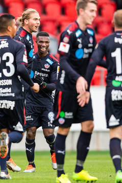 Helsingborgs Mohammed Abubakari jublar med Charlie Weberg
