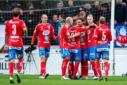 Östers Simon Helg  jublar med lagkamrater
