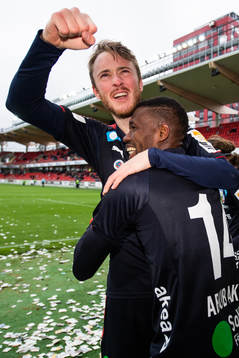 Helsingborgs Rasmus Jönsson och Mohammed Abubakari jublar