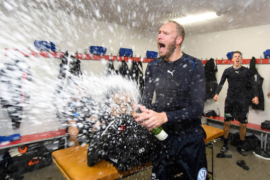 Helsingborgs Andreas Granqvist jublar i omklädningsrummet