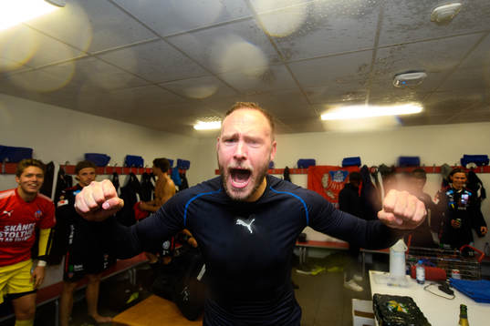 Helsingborgs Andreas Granqvist jublar i omklädningsrummet