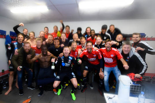 Helsingborgs spelare jublar i omklädningsrummet över det
