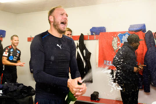 Helsingborgs Andreas Granqvist jublar med champagne i