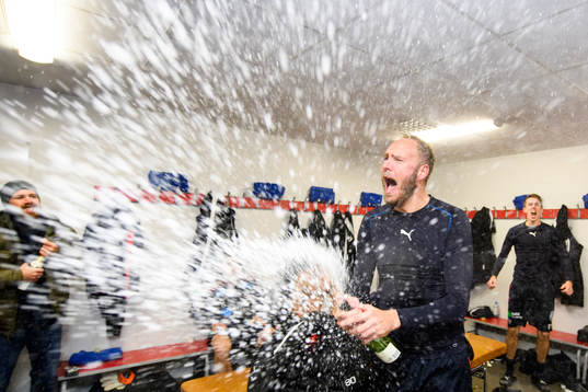 Helsingborgs Andreas Granqvist jublar med champagne i