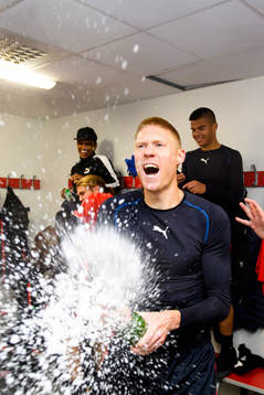 Helsingborgs Markus Holgersson jublar med champagne i