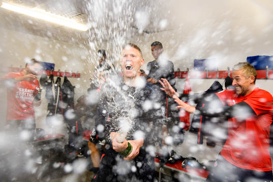 Helsingborgs Markus Holgersson jublar med champagne i