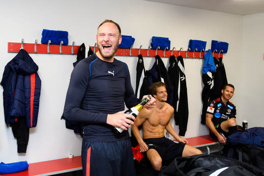 Helsingborgs Andreas Granqvist jublar i omklädningsrummet
