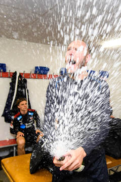 Helsingborgs Andreas Granqvist jublar med champagne i