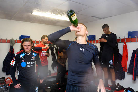 Helsingborgs Markus Holgersson jublar med champagne i