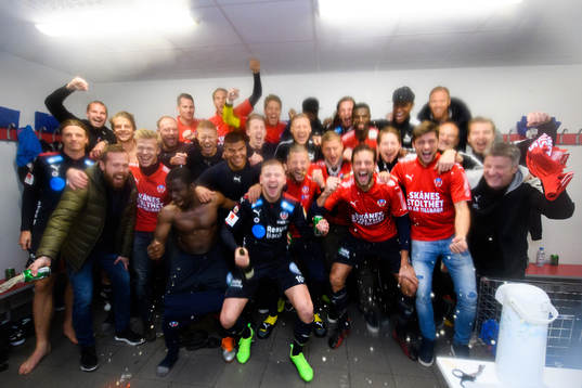 Helsingborgs spelare och ledare jublar i omklädningsrummet