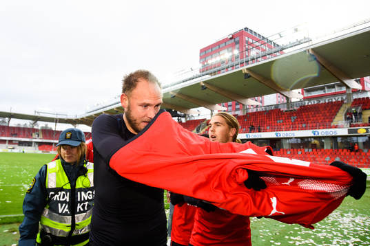 Helsingborgs Andreas Granqvist ger bort sin matchtröja