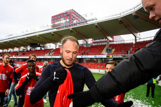 Helsingborgs Andreas Granqvist ger bort sin matchtröja