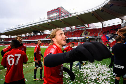Helsingborgs Charlie Weberg jublar med publiken över det