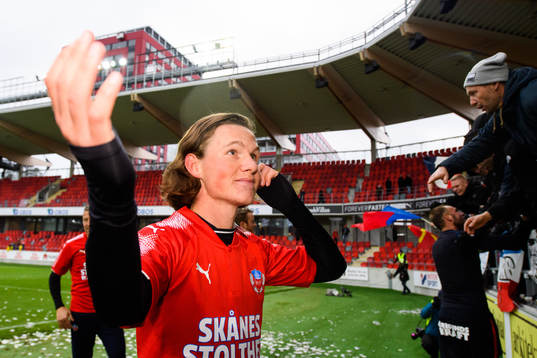 Helsingborgs Max Svensson jublar med publiken över det