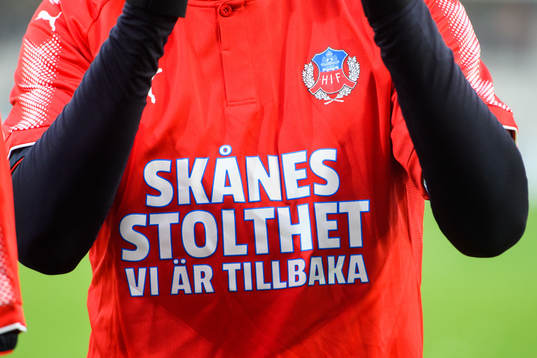 Helsingborgs spelare med tröjor där det står "Skånes