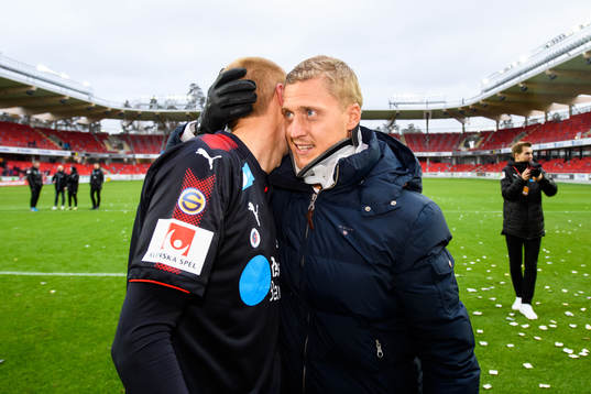 Helsingborgs skadade målvakt Pär Hansson kramar om Markus