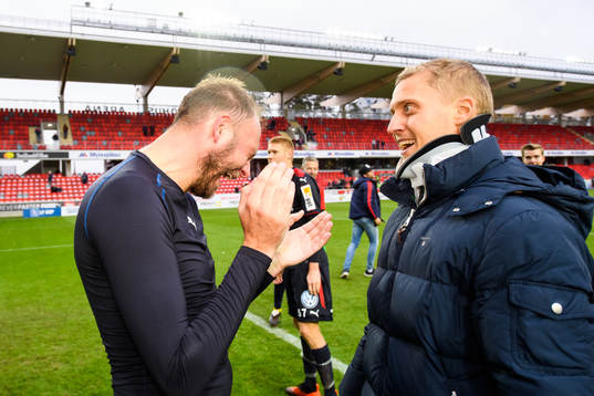 Helsingborgs Andreas Granqvist och skadade målvakten Pär