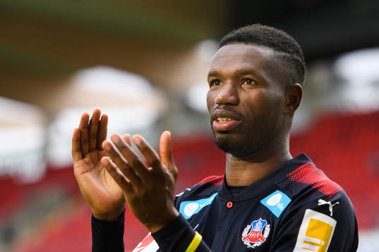 Helsingborgs Mohammed Abubakari tackar publiken