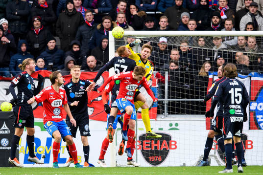 Helsingborgs målvakt Kalle Joelsson boxar undan framför
