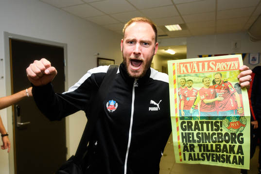 Helsingborgs Andreas Granqvist jublar med en löpsedel