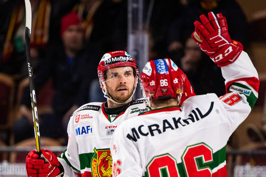 Moras Matt Bailey jublar med Mathias Bromé