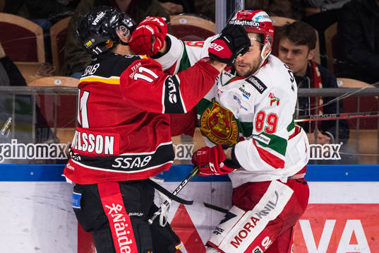Luleås Petter Emanuelsson och Moras Ryan Johnston i kamp