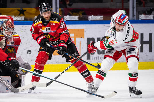 Luleås Pontus Själin och Moras Mathias Bromé i kamp om