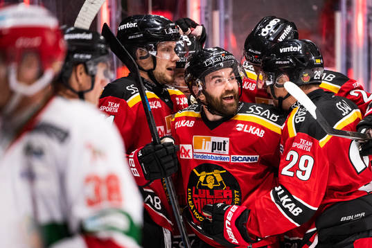 Luleås Jack Connolly jublar med lagkamrater