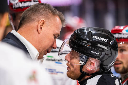 Moras tränare i diskussion med domare