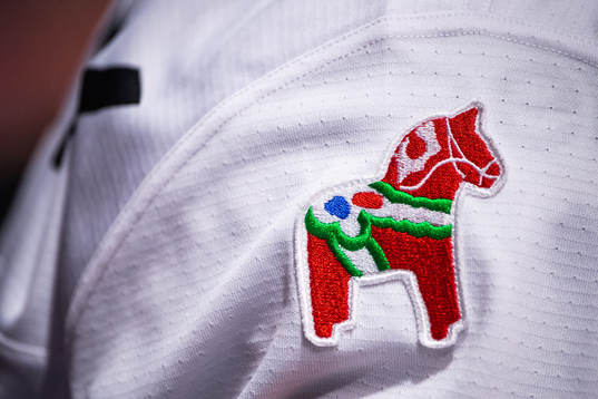 Detaljbild av dalahäst på Moras matchställ