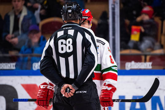 Moras Robin Johansson och Linjedomare Emil Yletyinen