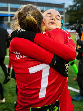LB07s spelare Anna Welin (t.v) jublar