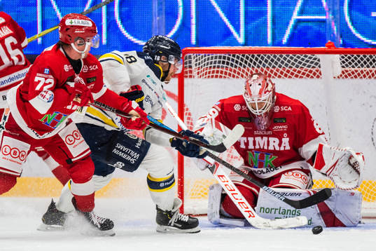 s Joakim Andersson oroar framför Timrås målvakt Niklas