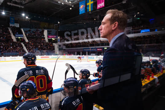 Djurgårdens assisterande tränare Mikael Håkanson följer