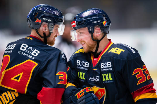 Djurgårdens Tom Nilsson (v) och Linus Hultström (h) ser