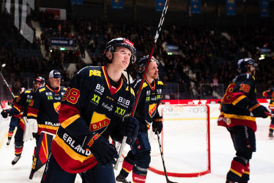 Djurgårdens Olle Alsing och övriga spelare tackar publiken